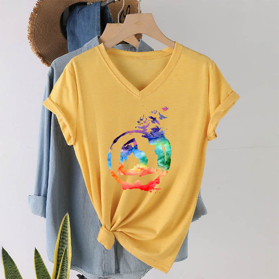T-shirt Olivenorma con stampa di silhouette di pose yoga ad acquerello e uccelli, con scollo a V. - image 31
