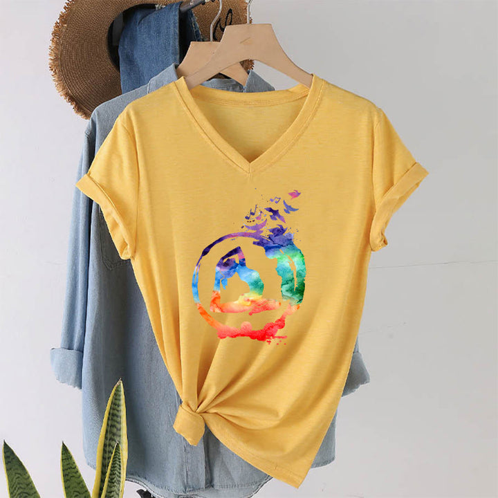 T-shirt Olivenorma con stampa di silhouette di pose yoga ad acquerello e uccelli, con scollo a V. - image 31