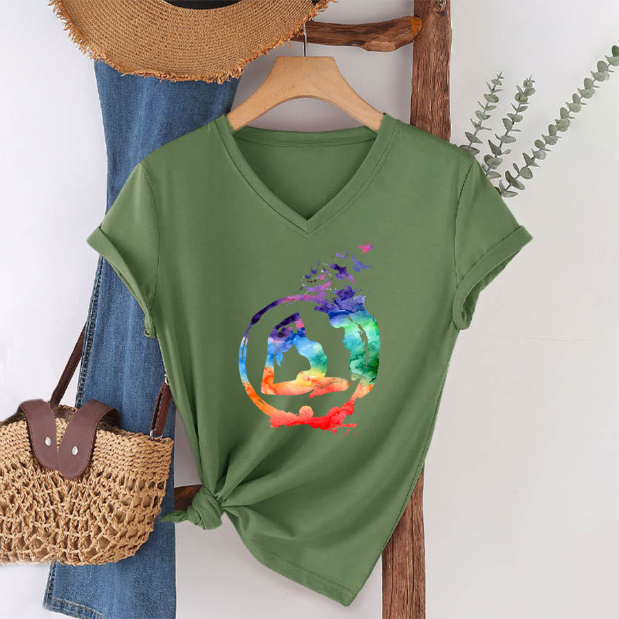 T-shirt Olivenorma con stampa di silhouette di pose yoga ad acquerello e uccelli, con scollo a V. - image 25
