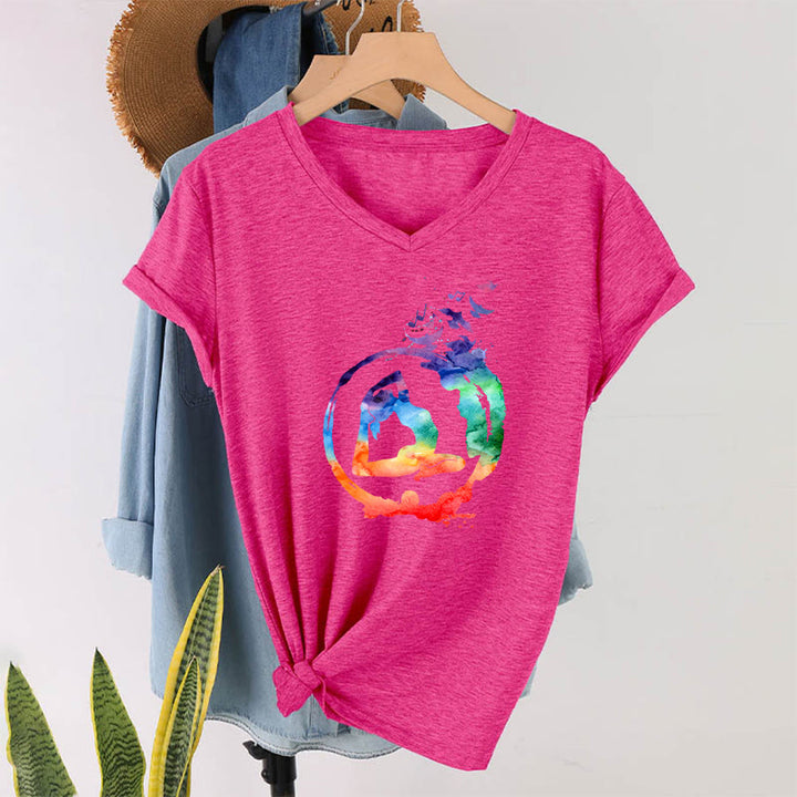 T-shirt Olivenorma con stampa di silhouette di pose yoga ad acquerello e uccelli, con scollo a V. - image 34