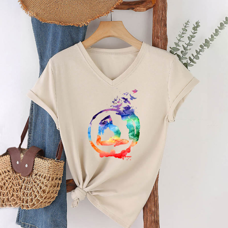 T-shirt Olivenorma con stampa di silhouette di pose yoga ad acquerello e uccelli, con scollo a V. - image 4