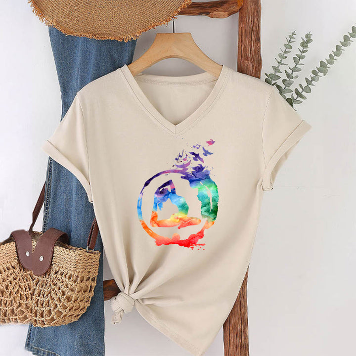 T-shirt Olivenorma con stampa di silhouette di pose yoga ad acquerello e uccelli, con scollo a V. - image 4