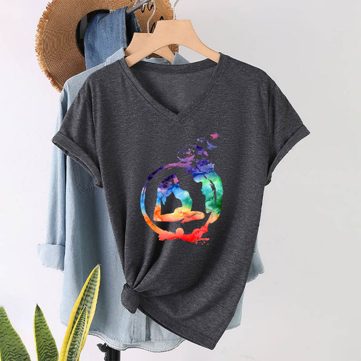 T-shirt Olivenorma con stampa di silhouette di pose yoga ad acquerello e uccelli, con scollo a V. - image 16