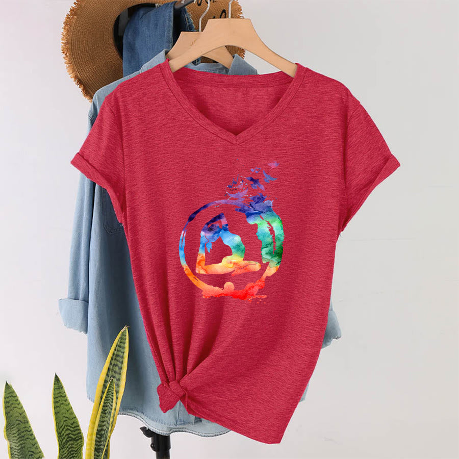 T-shirt Olivenorma con stampa di silhouette di pose yoga ad acquerello e uccelli, con scollo a V. - image 28