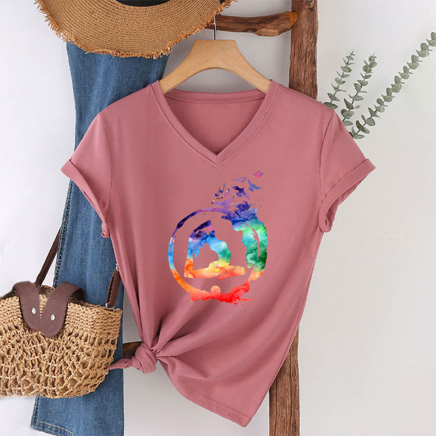 T-shirt Olivenorma con stampa di silhouette di pose yoga ad acquerello e uccelli, con scollo a V. - image 7