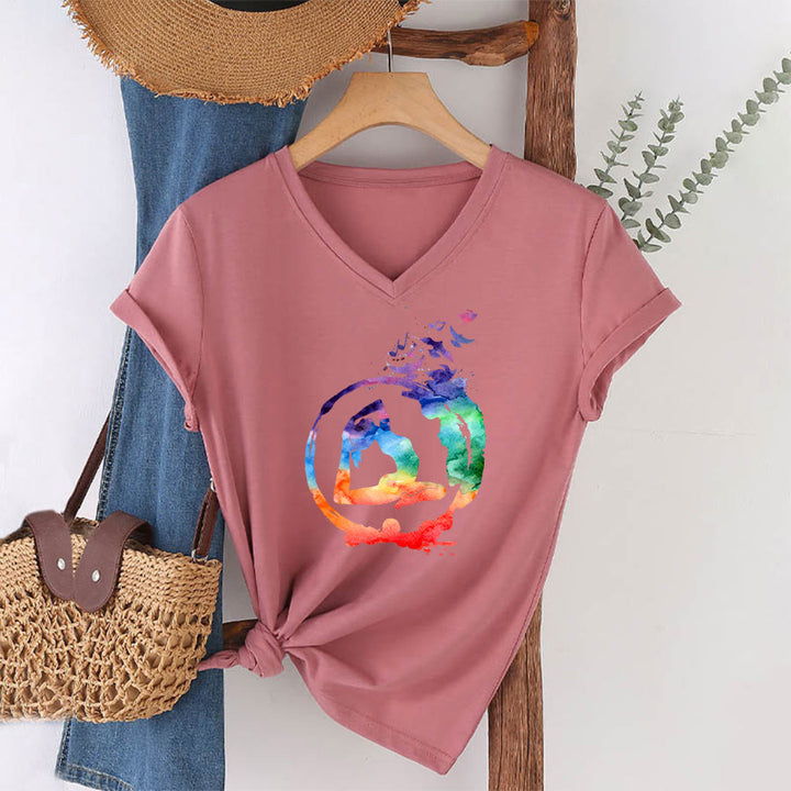 T-shirt Olivenorma con stampa di silhouette di pose yoga ad acquerello e uccelli, con scollo a V. - image 7
