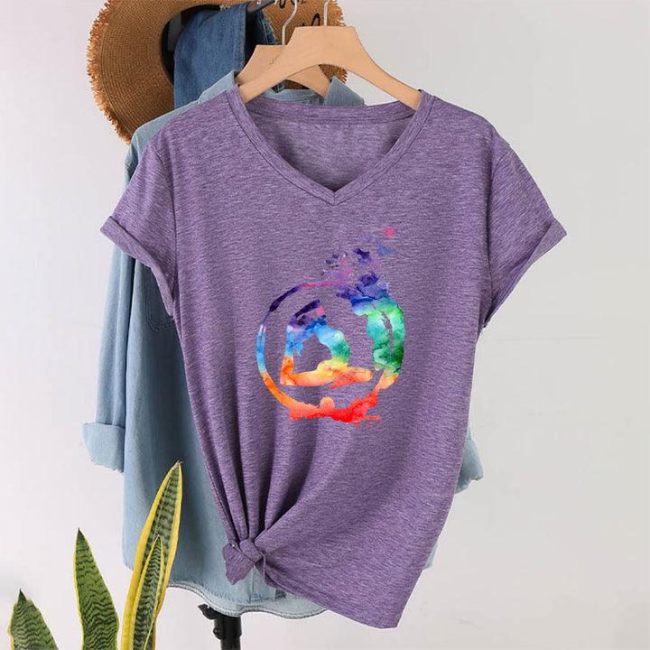 T-shirt Olivenorma con stampa di silhouette di pose yoga ad acquerello e uccelli, con scollo a V. - image 37