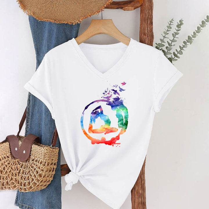 T-shirt Olivenorma con stampa di silhouette di pose yoga ad acquerello e uccelli, con scollo a V. - image 19