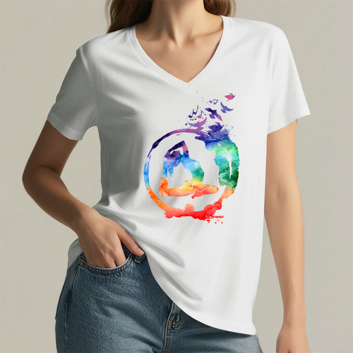 T-shirt Olivenorma con stampa di silhouette di pose yoga ad acquerello e uccelli, con scollo a V. - image 20