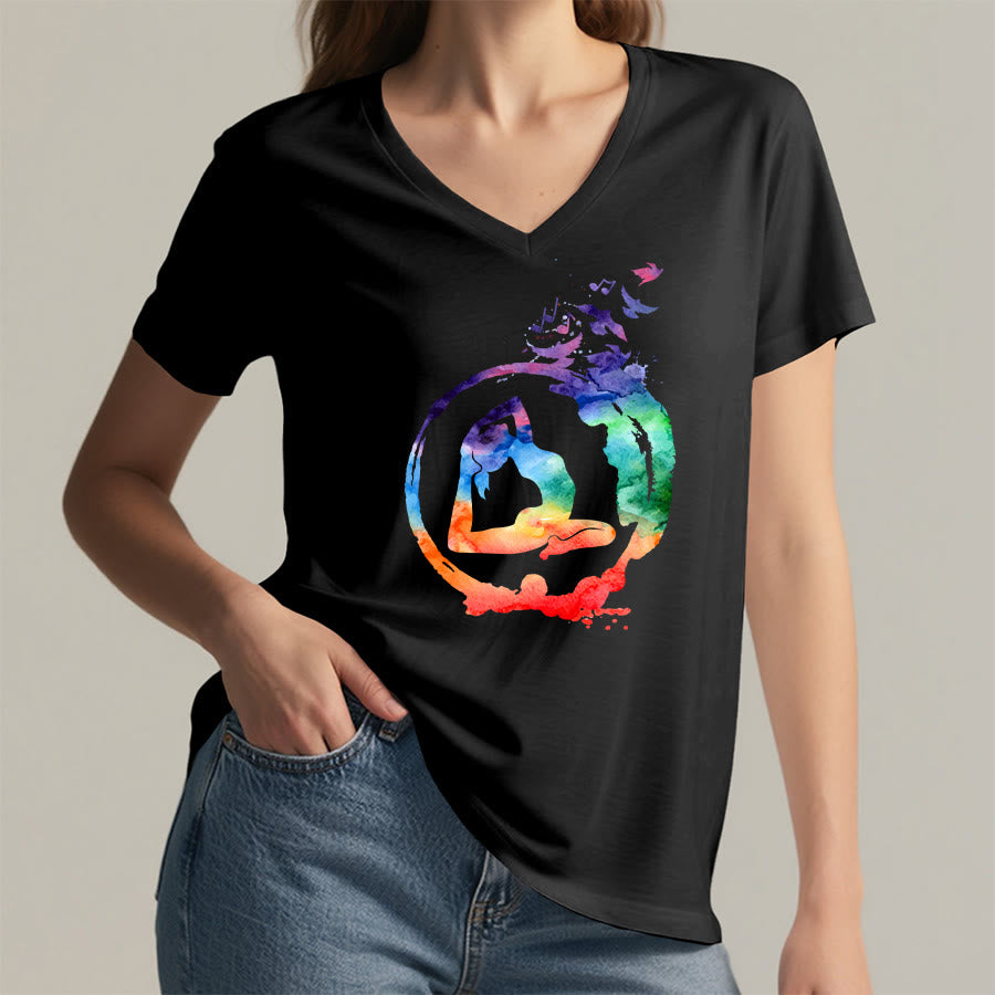T-shirt Olivenorma con stampa di silhouette di pose yoga ad acquerello e uccelli, con scollo a V. - image 14