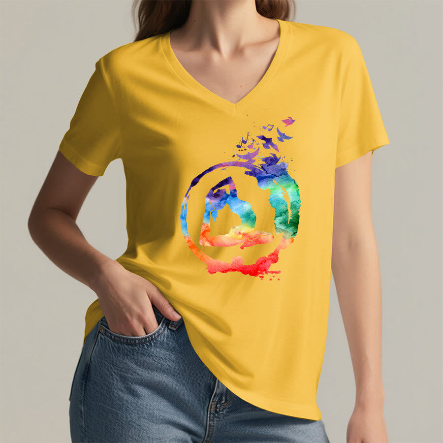 T-shirt Olivenorma con stampa di silhouette di pose yoga ad acquerello e uccelli, con scollo a V. - image 32