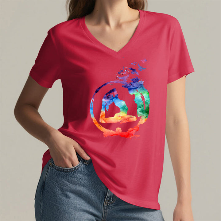 T-shirt Olivenorma con stampa di silhouette di pose yoga ad acquerello e uccelli, con scollo a V. - image 29