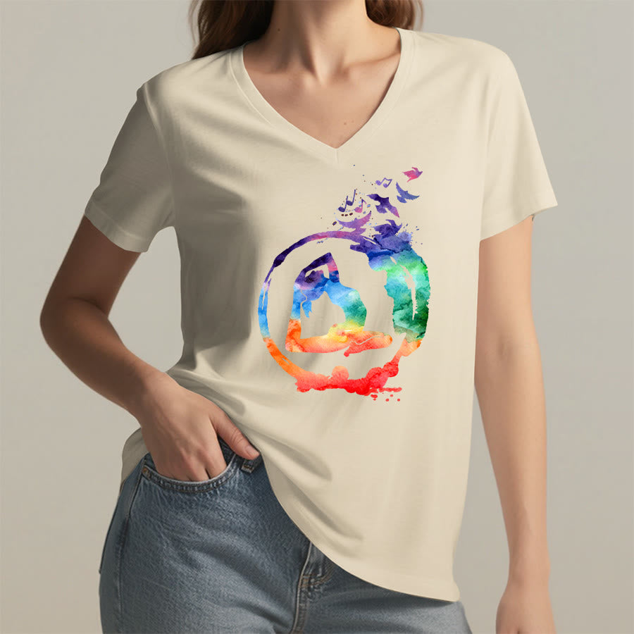 T-shirt Olivenorma con stampa di silhouette di pose yoga ad acquerello e uccelli, con scollo a V. - image 5