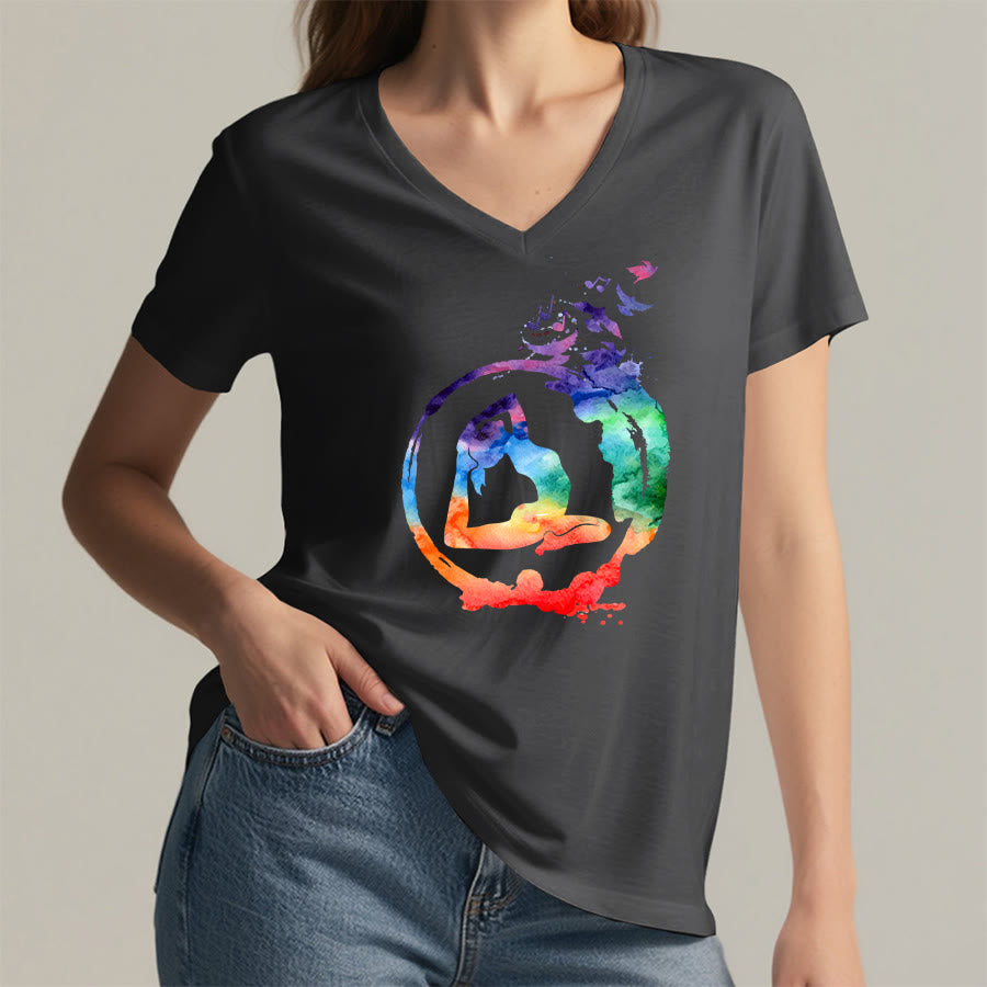 T-shirt Olivenorma con stampa di silhouette di pose yoga ad acquerello e uccelli, con scollo a V. - image 17