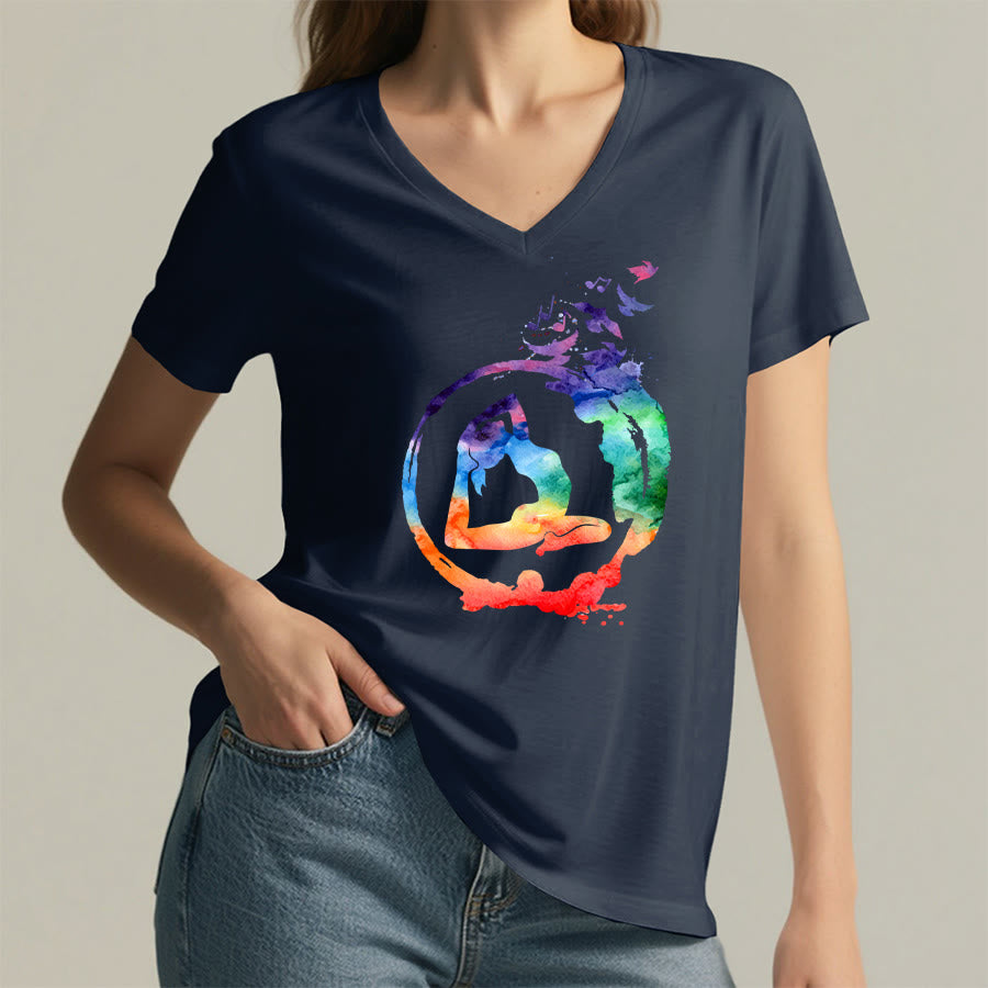 T-shirt Olivenorma con stampa di silhouette di pose yoga ad acquerello e uccelli, con scollo a V. - image 2