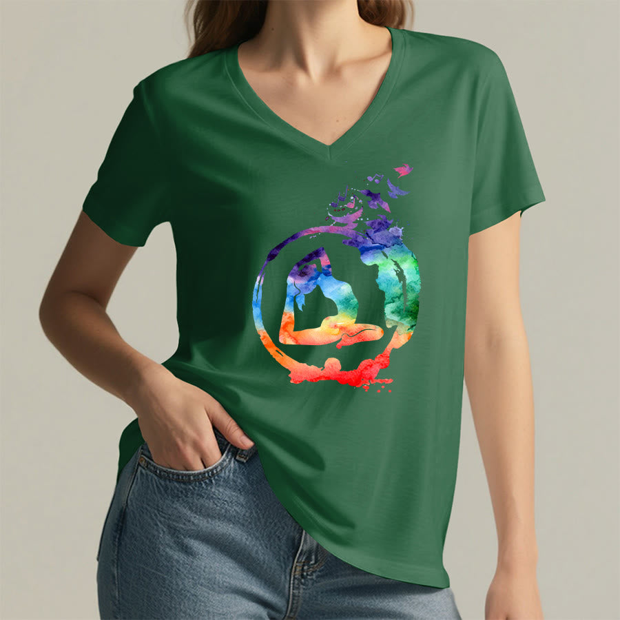 T-shirt Olivenorma con stampa di silhouette di pose yoga ad acquerello e uccelli, con scollo a V. - image 23