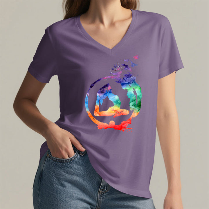 T-shirt Olivenorma con stampa di silhouette di pose yoga ad acquerello e uccelli, con scollo a V. - image 38
