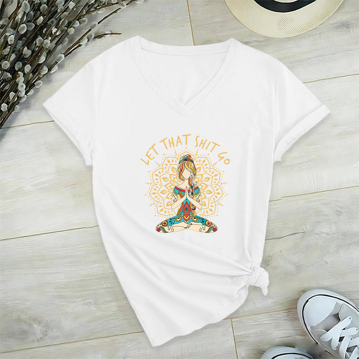 T-shirt Olivenorma con scollo a V a tema yoga, raffigurante una donna in meditazione con mandala. - Bianco - 2XL - image 3