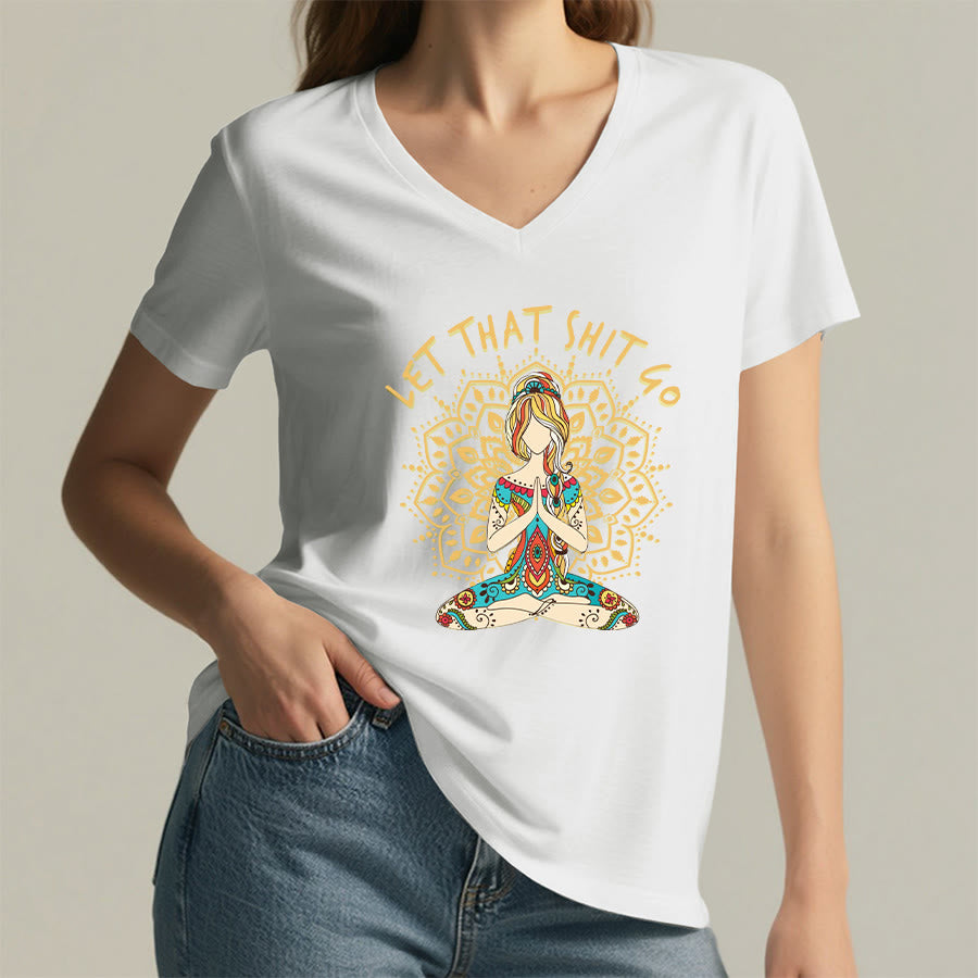 T-shirt Olivenorma con scollo a V a tema yoga, raffigurante una donna in meditazione con mandala. - image 5