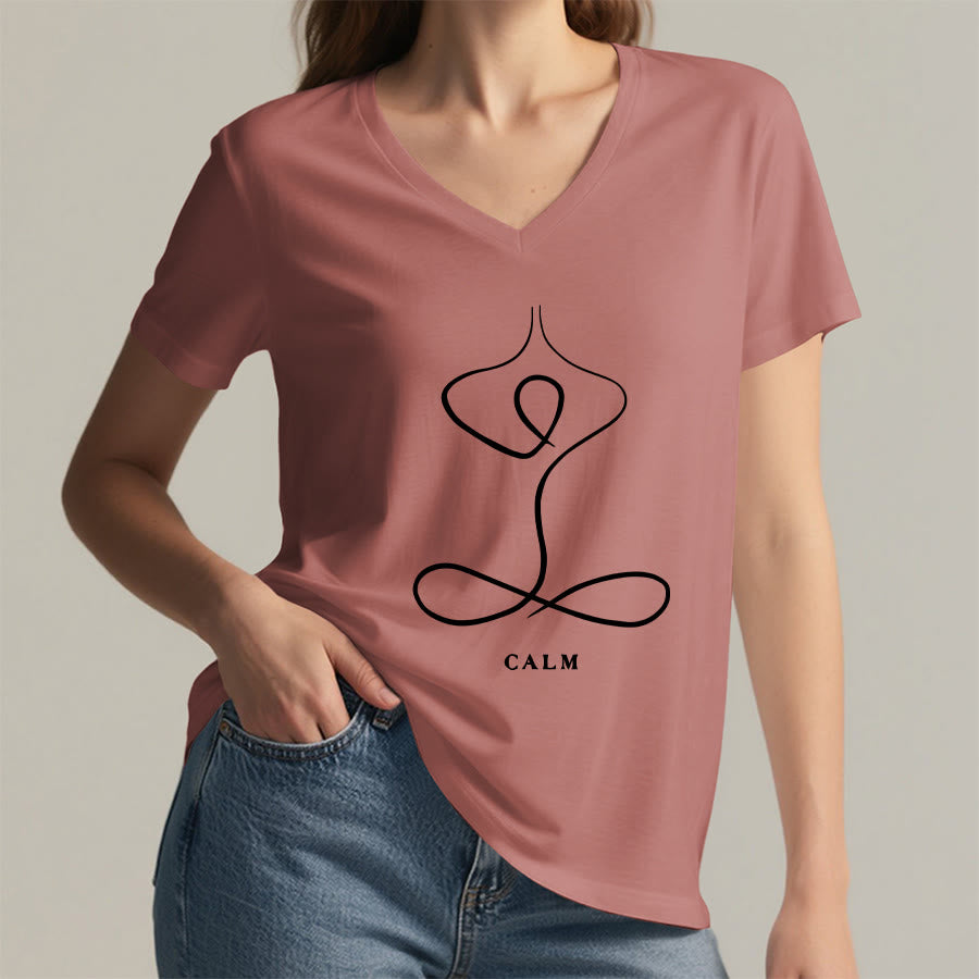 T-shirt Olivenorma con scollo a V e stampa minimalista "Pose Yoga Calma e Respiro". - image 13