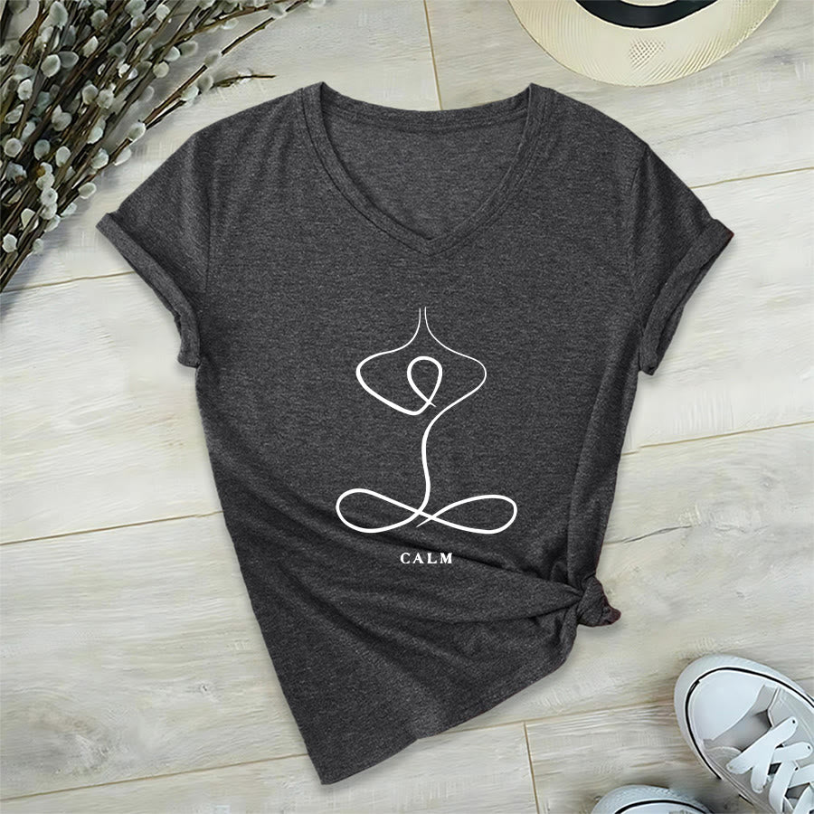 T-shirt Olivenorma con scollo a V e stampa minimalista "Pose Yoga Calma e Respiro". - image 32