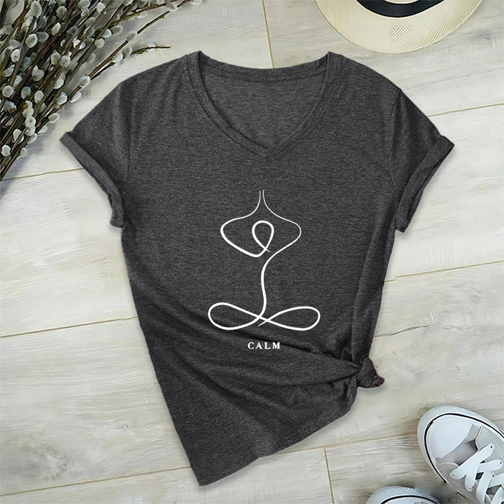 T-shirt Olivenorma con scollo a V e stampa minimalista "Pose Yoga Calma e Respiro". - image 32