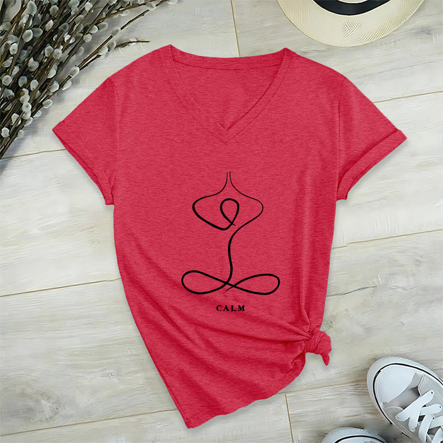 T-shirt Olivenorma con scollo a V e stampa minimalista "Pose Yoga Calma e Respiro". - image 56