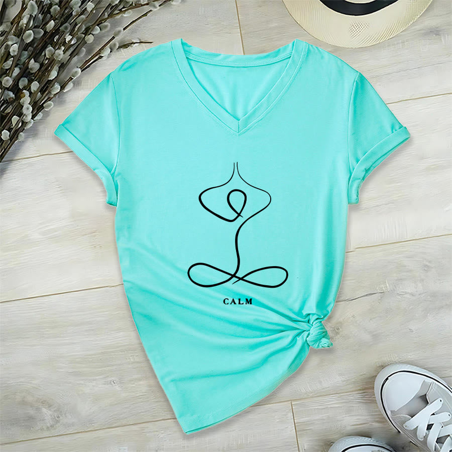 T-shirt Olivenorma con scollo a V e stampa minimalista "Pose Yoga Calma e Respiro". - image 20