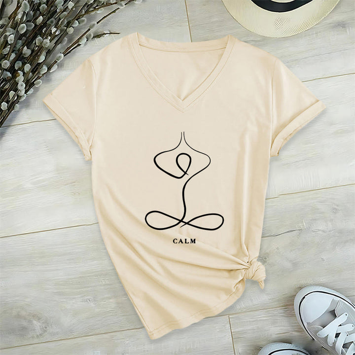 T-shirt Olivenorma con scollo a V e stampa minimalista "Pose Yoga Calma e Respiro". - image 8