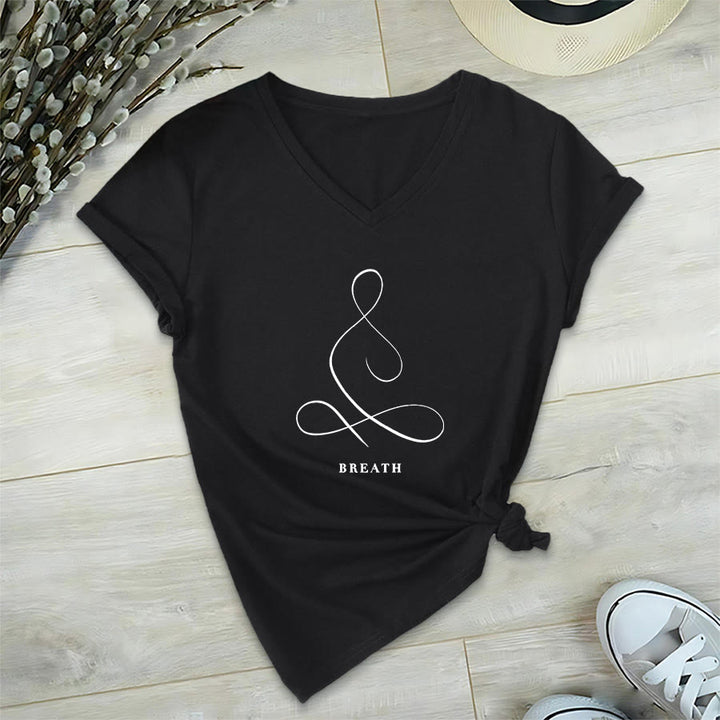 T-shirt Olivenorma con scollo a V e stampa minimalista "Pose Yoga Calma e Respiro". - image 29