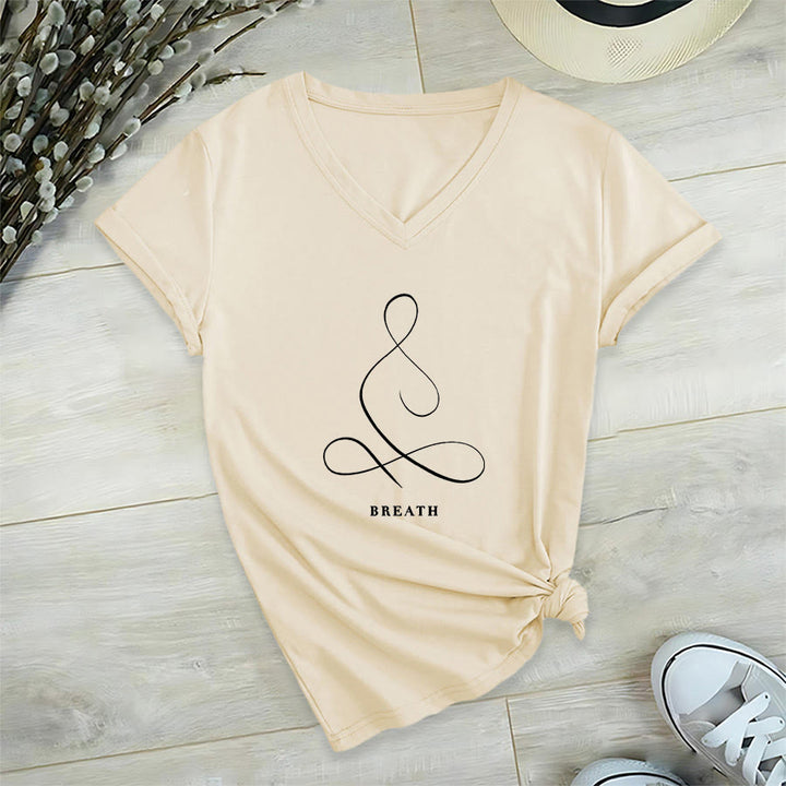 T-shirt Olivenorma con scollo a V e stampa minimalista "Pose Yoga Calma e Respiro". - image 11