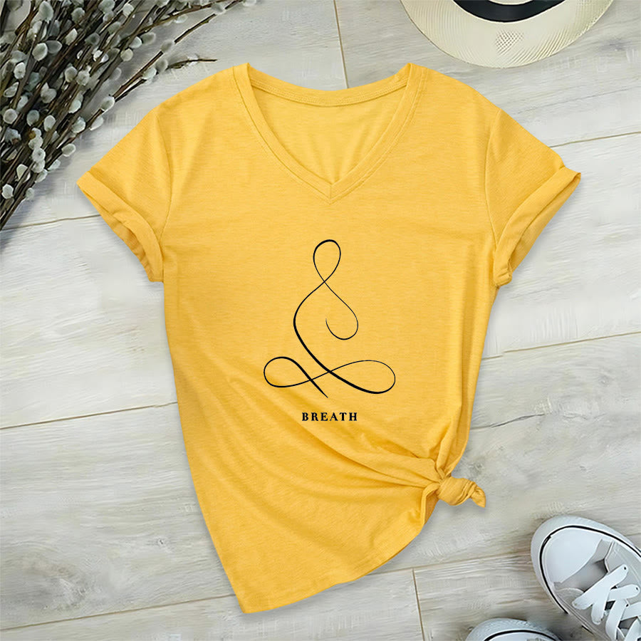 T-shirt Olivenorma con scollo a V e stampa minimalista "Pose Yoga Calma e Respiro". - image 65