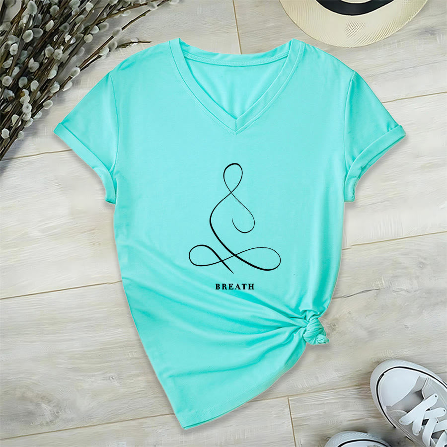 T-shirt Olivenorma con scollo a V e stampa minimalista "Pose Yoga Calma e Respiro". - image 23