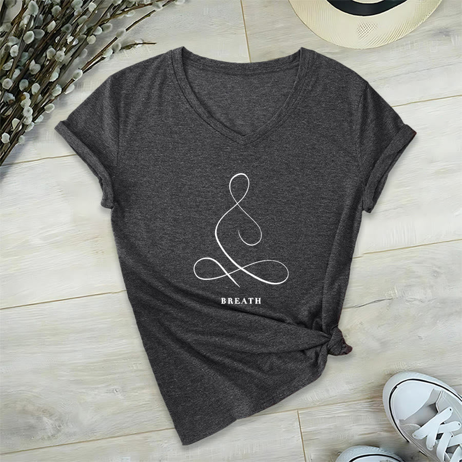 T-shirt Olivenorma con scollo a V e stampa minimalista "Pose Yoga Calma e Respiro". - image 35