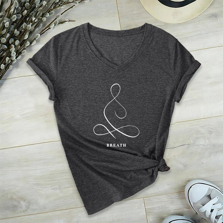 T-shirt Olivenorma con scollo a V e stampa minimalista "Pose Yoga Calma e Respiro". - image 35