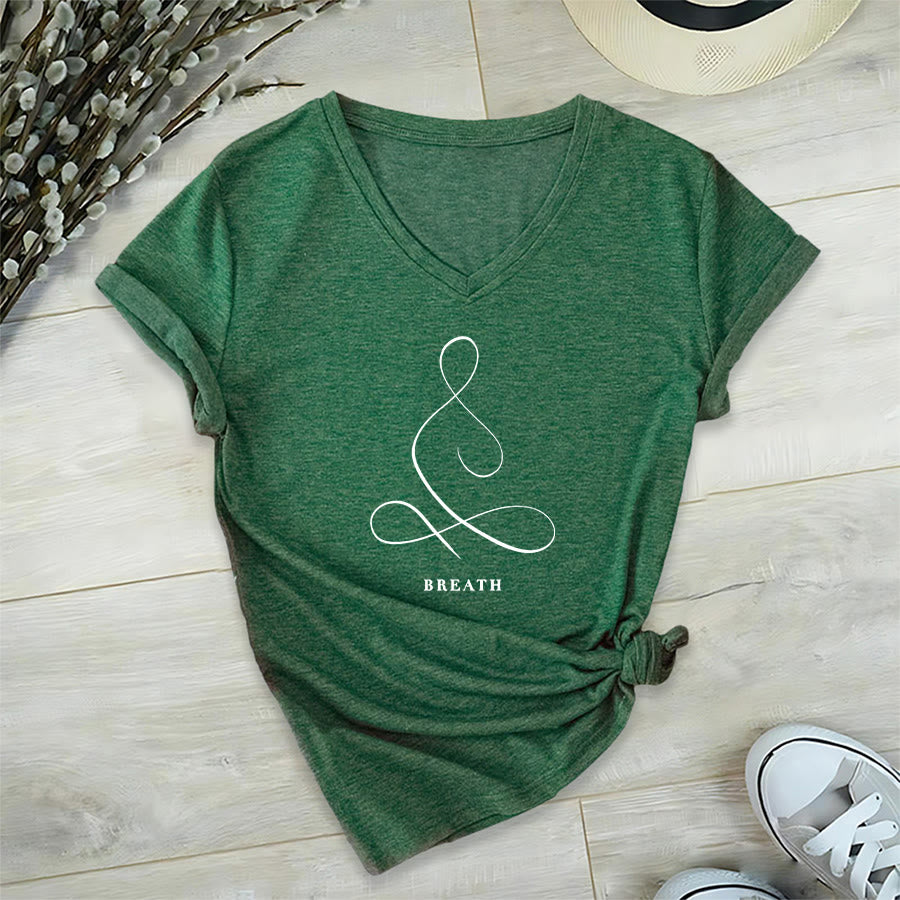 T-shirt Olivenorma con scollo a V e stampa minimalista "Pose Yoga Calma e Respiro". - image 47