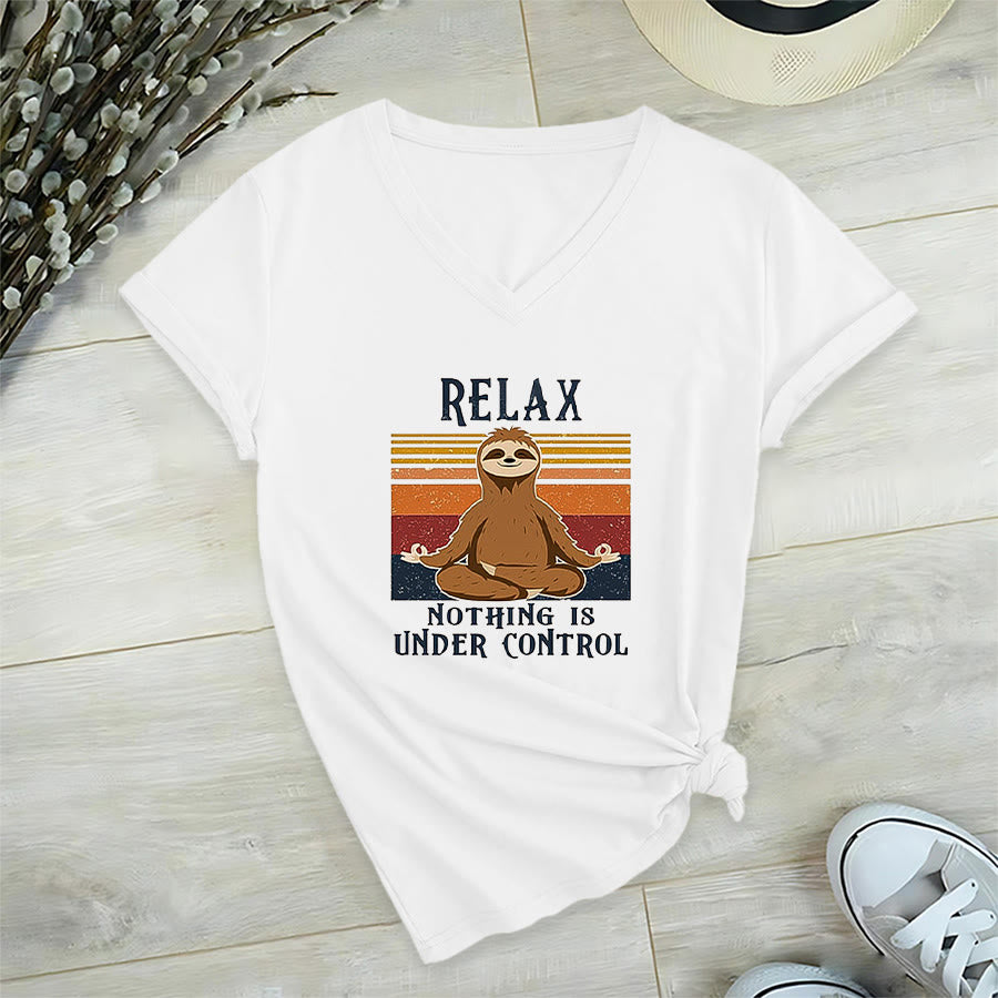 T-shirt con scollo a V e stampa "Relax, niente è sotto controllo" Olivenorma con bradipo in meditazione. - Bianco - 2XL - image 18