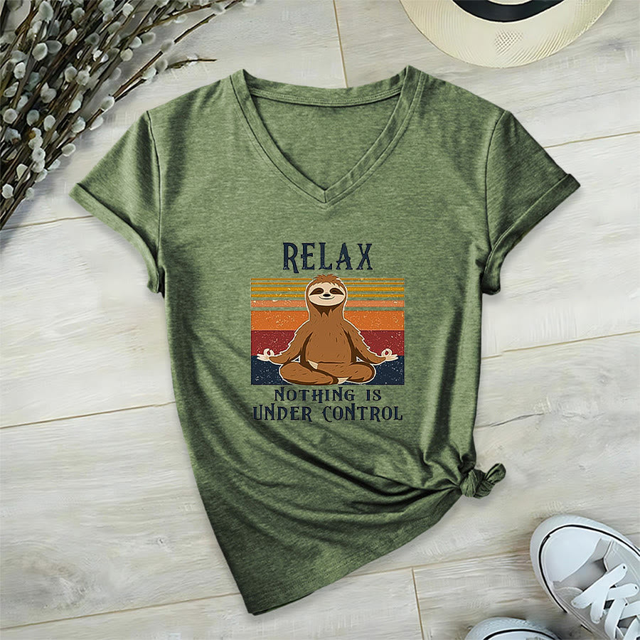 T-shirt con scollo a V e stampa "Relax, niente è sotto controllo" Olivenorma con bradipo in meditazione. - Verde oliva - 2XL - image 0