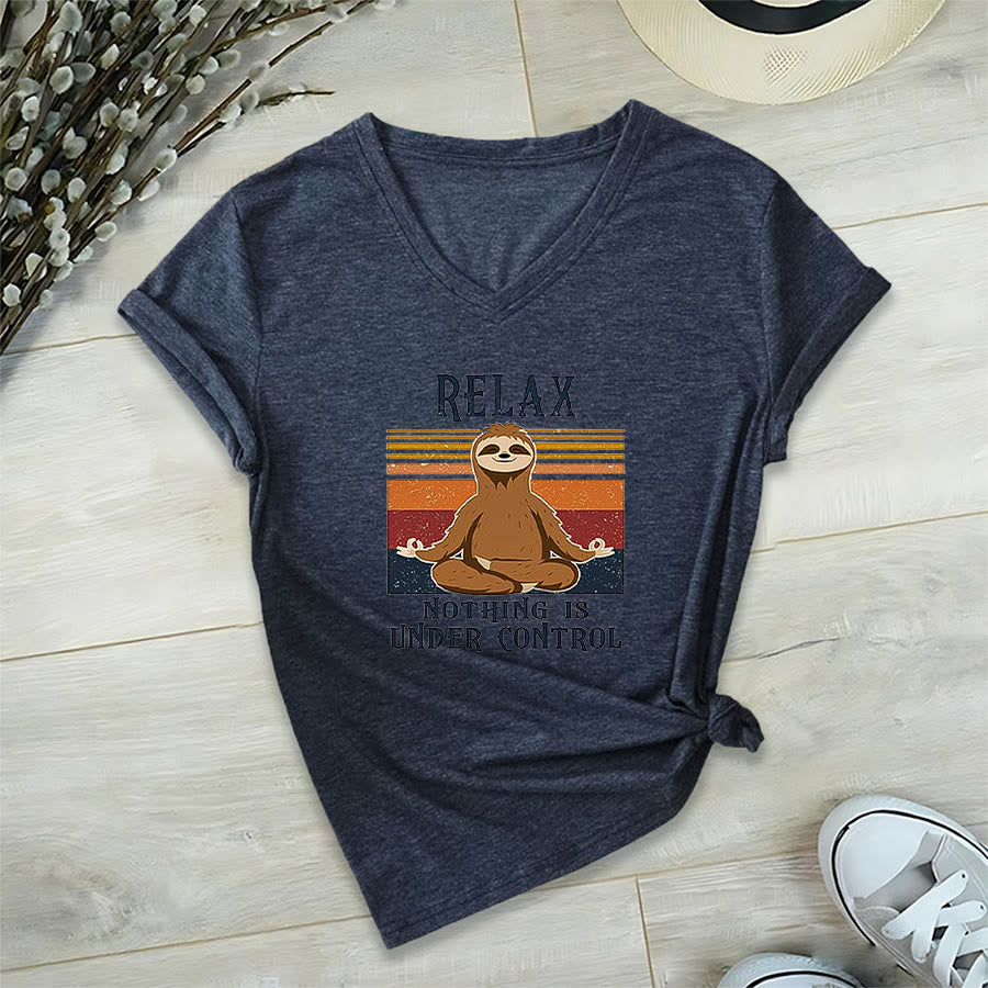 T-shirt con scollo a V e stampa "Relax, niente è sotto controllo" Olivenorma con bradipo in meditazione. - Blu navy - 2XL - image 21