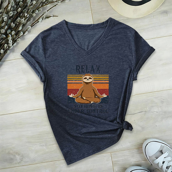 T-shirt con scollo a V e stampa "Relax, niente è sotto controllo" Olivenorma con bradipo in meditazione. - Blu navy - 2XL - image 21