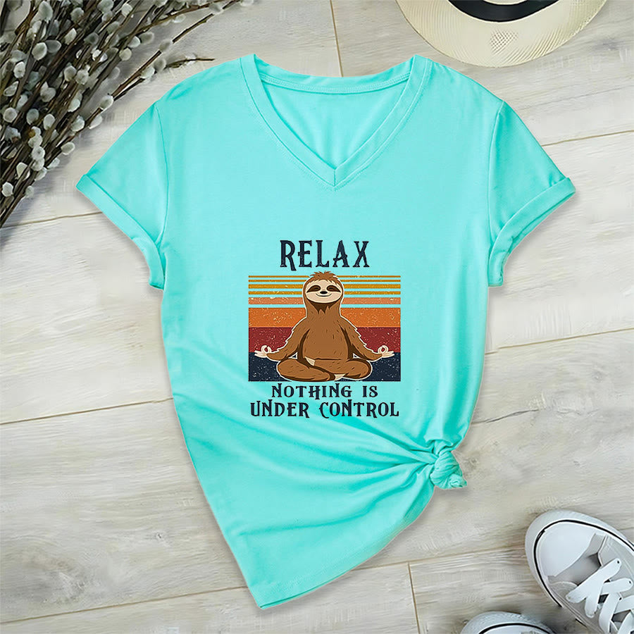 T-shirt con scollo a V e stampa "Relax, niente è sotto controllo" Olivenorma con bradipo in meditazione. - Lago Blu - 2XL - image 9