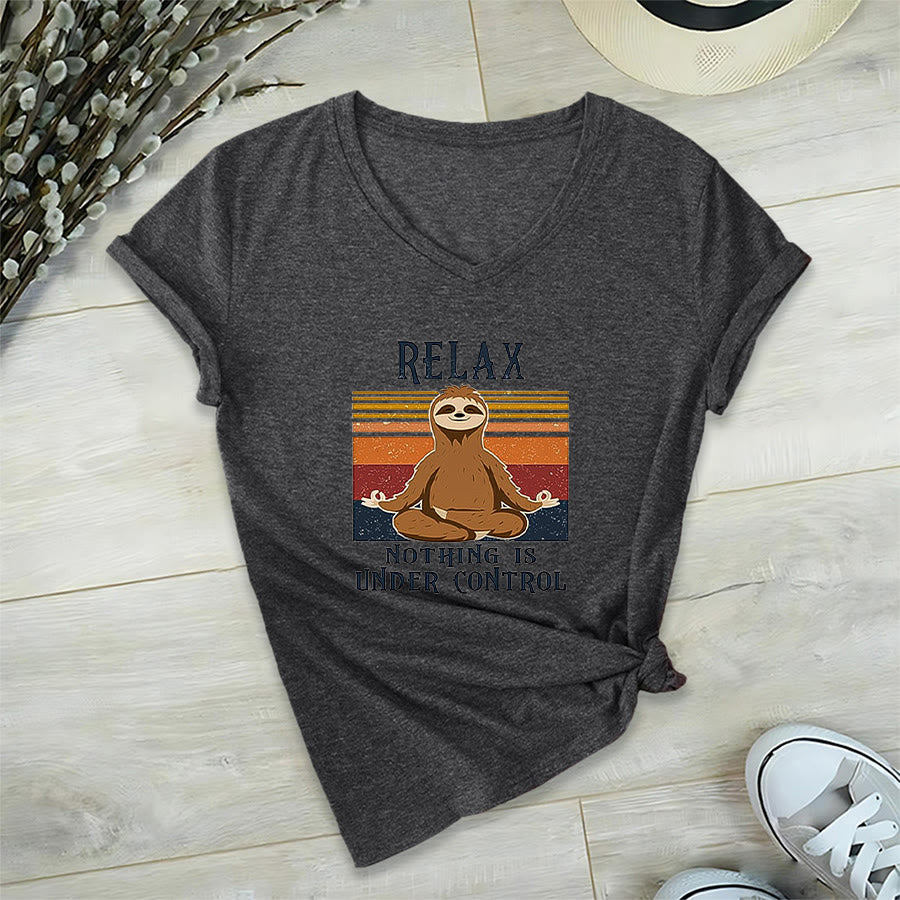 T-shirt con scollo a V e stampa "Relax, niente è sotto controllo" Olivenorma con bradipo in meditazione. - Grigio - 2XL - image 15