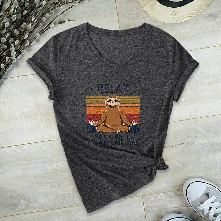 T-shirt con scollo a V e stampa "Relax, niente è sotto controllo" Olivenorma con bradipo in meditazione. - Grigio - 2XL - image 15
