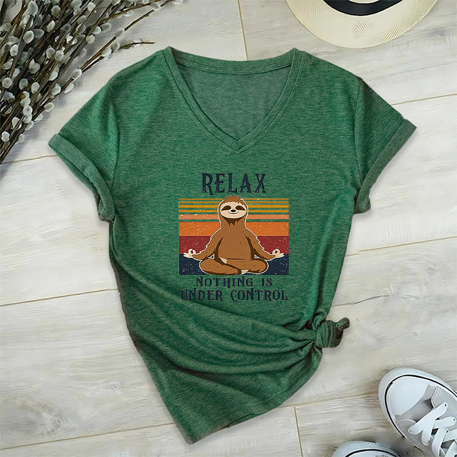 T-shirt con scollo a V e stampa "Relax, niente è sotto controllo" Olivenorma con bradipo in meditazione. - Verde scuro - 2XL - image 24