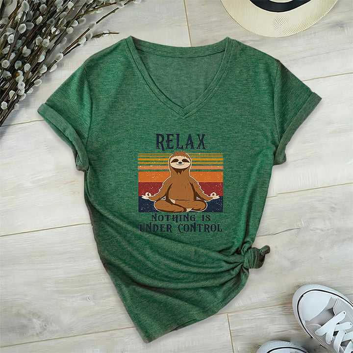 T-shirt con scollo a V e stampa "Relax, niente è sotto controllo" Olivenorma con bradipo in meditazione. - Verde scuro - 2XL - image 24