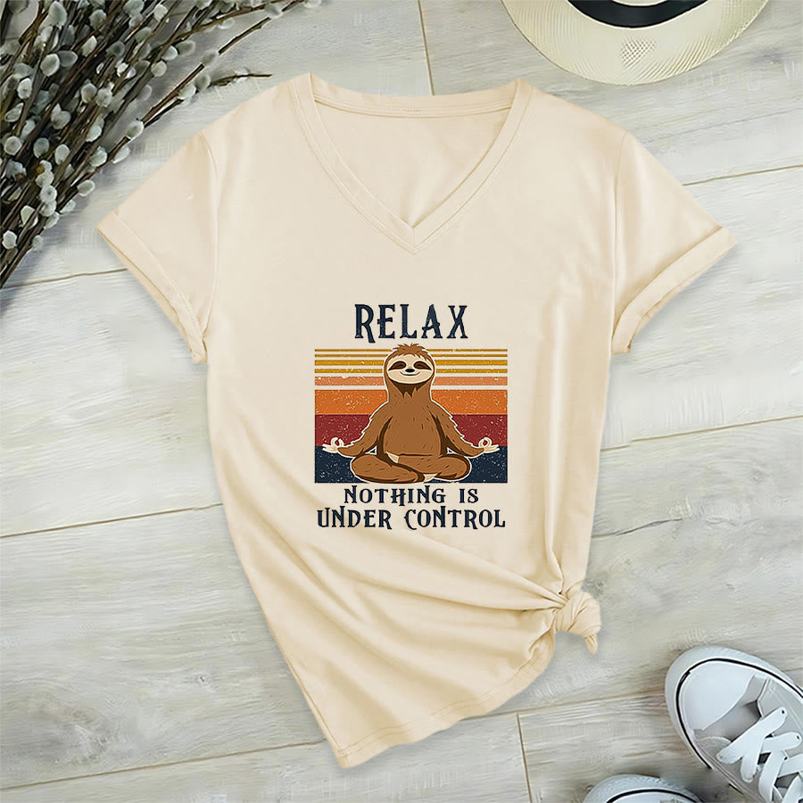 T-shirt con scollo a V e stampa "Relax, niente è sotto controllo" Olivenorma con bradipo in meditazione. - Cachi - 2XL - image 3
