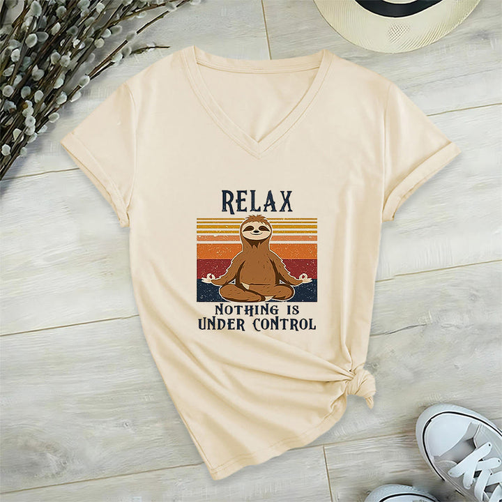 T-shirt con scollo a V e stampa "Relax, niente è sotto controllo" Olivenorma con bradipo in meditazione. - Cachi - 2XL - image 3