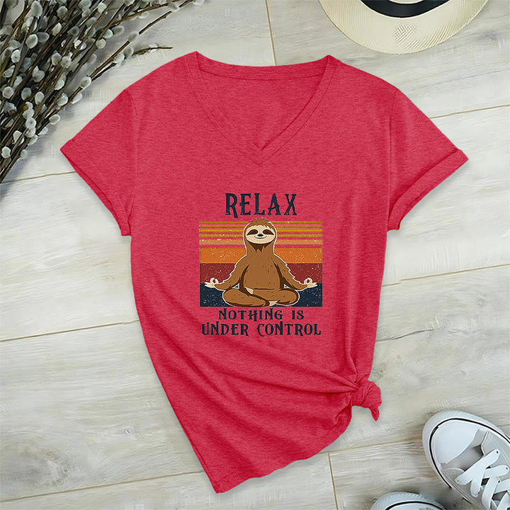T-shirt con scollo a V e stampa "Relax, niente è sotto controllo" Olivenorma con bradipo in meditazione. - Rosso - 2XL - image 27