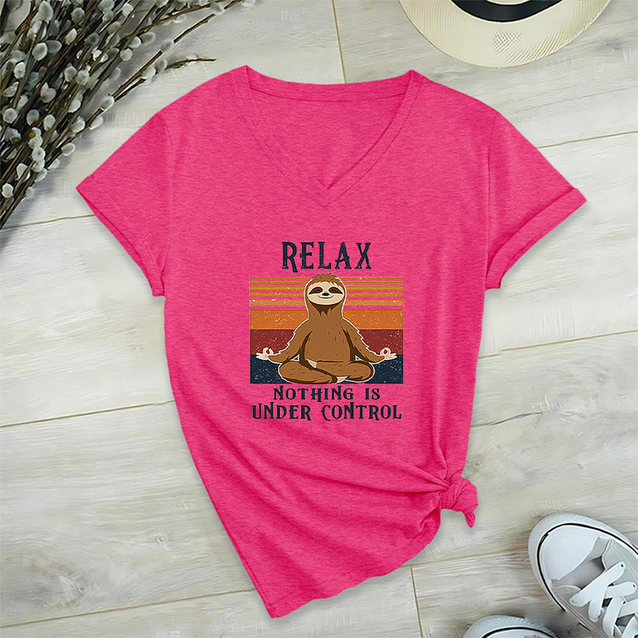 T-shirt con scollo a V e stampa "Relax, niente è sotto controllo" Olivenorma con bradipo in meditazione. - Rosso rosa - 2XL - image 33