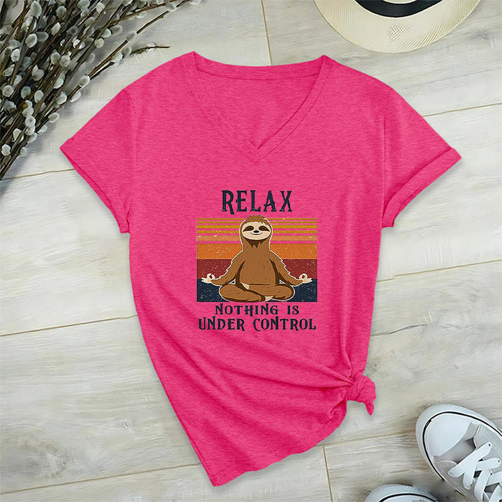 T-shirt con scollo a V e stampa "Relax, niente è sotto controllo" Olivenorma con bradipo in meditazione. - Rosso rosa - 2XL - image 33